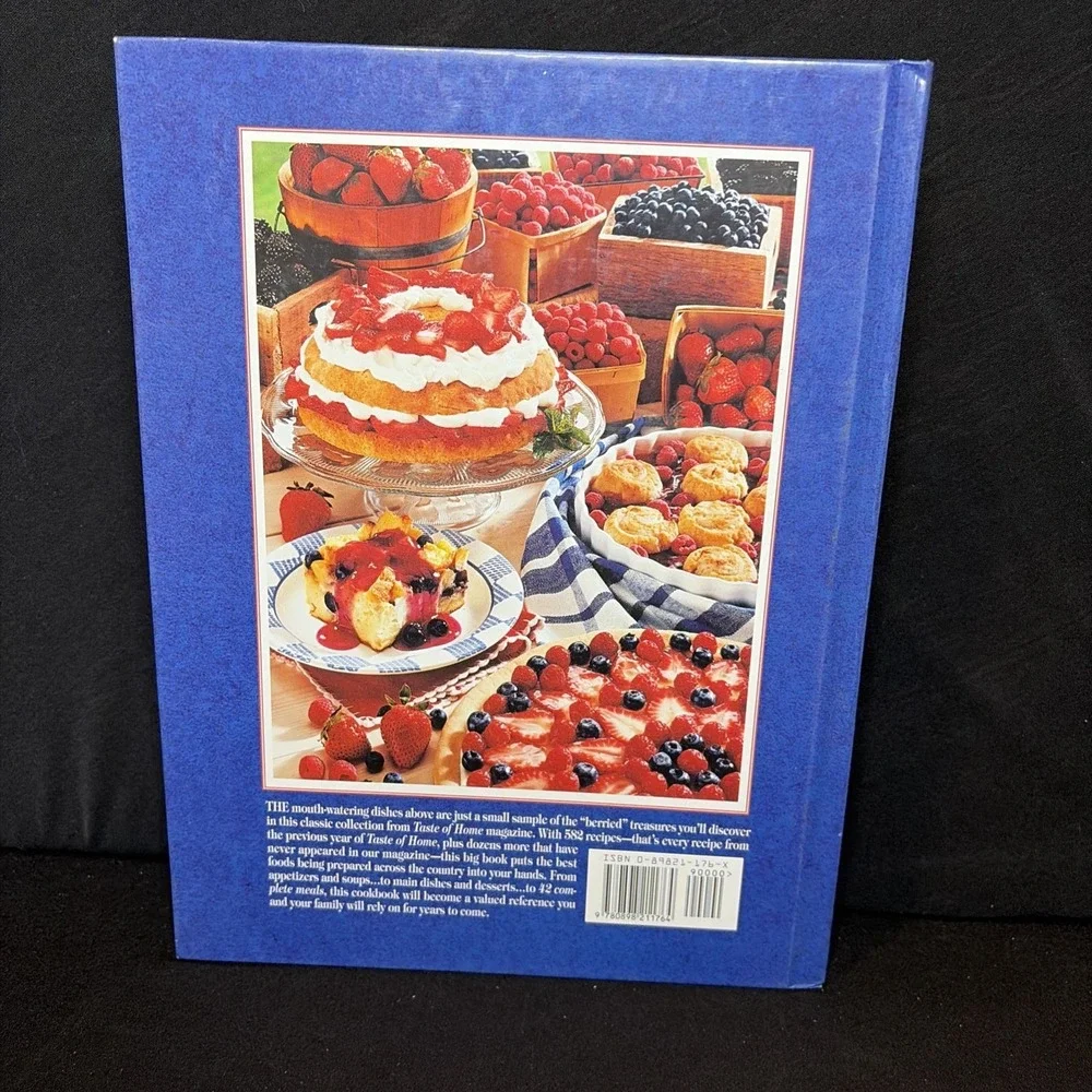 Lot of 4 TASTE OF HOME‎ ANNUAL RECIPES Cookbooks - 1997, 1998, 1999, And 2000